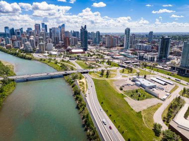 Şehir merkezindeki hava yolu manzarası nehir ve köprülerle kaplı. Calgary Alberta Kanada 'da virajlı yollar..