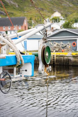Petty Harbour Newfoundland Kanada, 24 Eylül 2022: Atlantik Kanada 'nın doğu kıyısı boyunca korunaklı limana bakan bir balıkçı teknesinde makara.