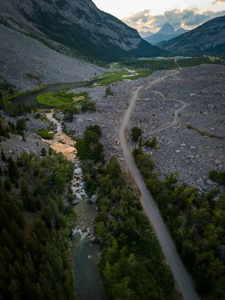 Çakıl yolu, Frank Kaydırak Tarihi alanı ve Alberta Kanada 'daki Crowsnest Geçidi' ne bakan bir nehre paraleldir.