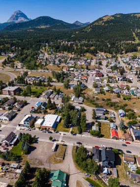 Coleman Alberta Canada, 24 Temmuz 2024: Uzak dağ ve sokaklara bakan kömür madenciliği geçmişi olan Hava Kalabalığı Kasabası.