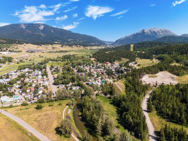 Coleman Alberta Canada, 25 Temmuz 2024: Uzak Kaplumbağa Dağları 'na bakan tarihi kömür kasabası havası ve Crowsnest Geçidi boyunca bisiklet yolları.