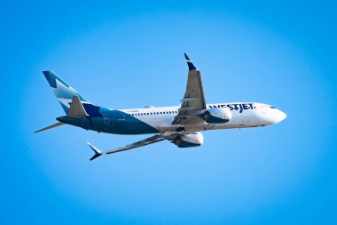 Calgary Alberta Kanada, 30 Ekim 2024: Westjet Havayolları, Calgary YYYC havaalanından mavi gökyüzü sırt grubuyla ayrılıyor.