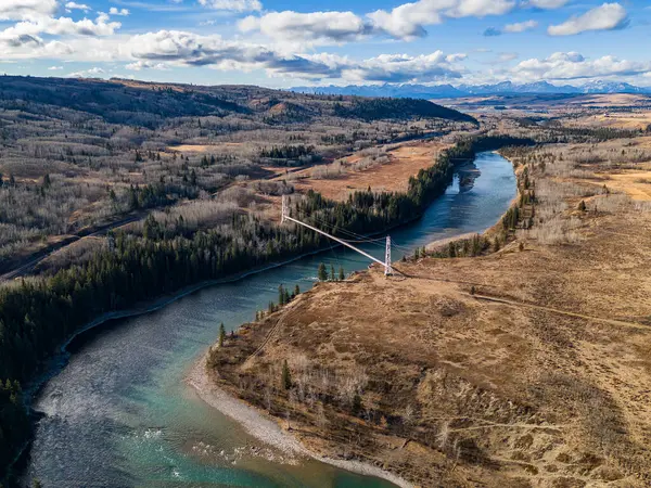 Kanada 'nın Cochrane Alberta Kanada yakınlarındaki Kanadalı Rocky Dağları ile Bow Nehri üzerinden geçen doğal gaz boru hattı köprüsü.