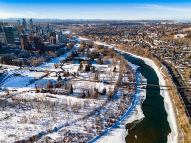 Prenses Adası Parkı 'na bakan şehrin ufuk çizgisi manzarası. Kış boyunca uzak mahallelerde buz patencileri var..