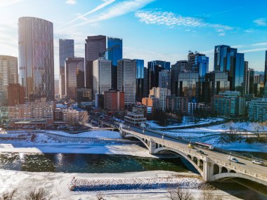 Calgary Alberta Canada, 09 Ocak 2025: Kış boyunca tarihi köprü ve iş merkezine tepeden bakan şehir merkezi