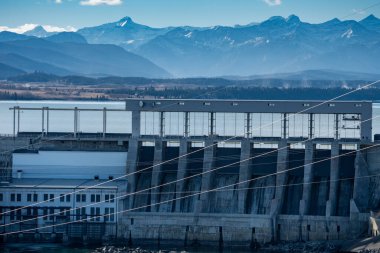 Cochrane Alberta Kanada yakınlarındaki Kanada kayalıklarına bakan elektrik santralli su barajı..