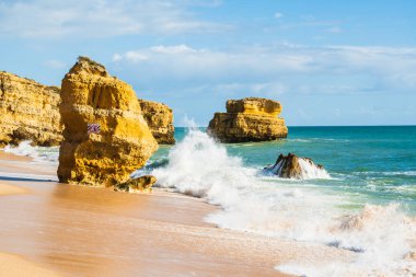 Kumlu sahilde dalgalı kaya oluşumu