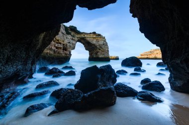 Sahildeki mağarada kayalar, Algarve.