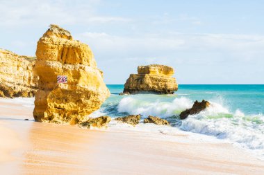 Kumlu sahilde dalgalı kaya oluşumu