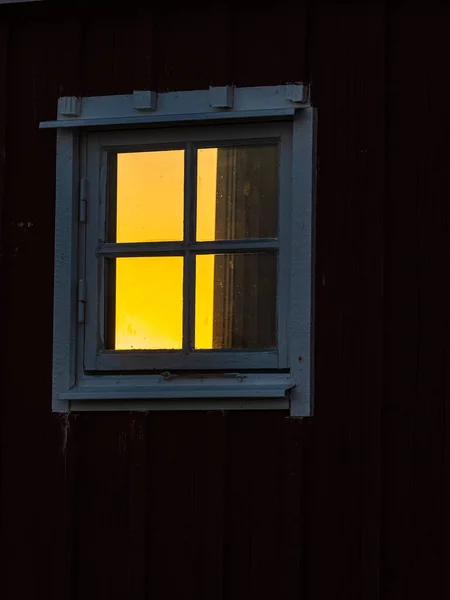 夕阳西下金光透过窗户 — 图库照片