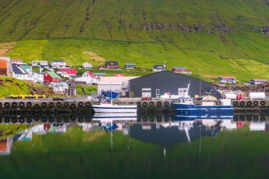 Faroe Adaları 'ndaki limanda balıkçı tekneleri