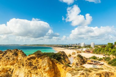 Yüksek kıyı şeridi manzarası, Alvor, Algarve, Portekiz, Avrupa