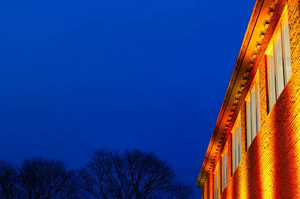 Освещённый Фасад Здания Ночью — стоковое фото