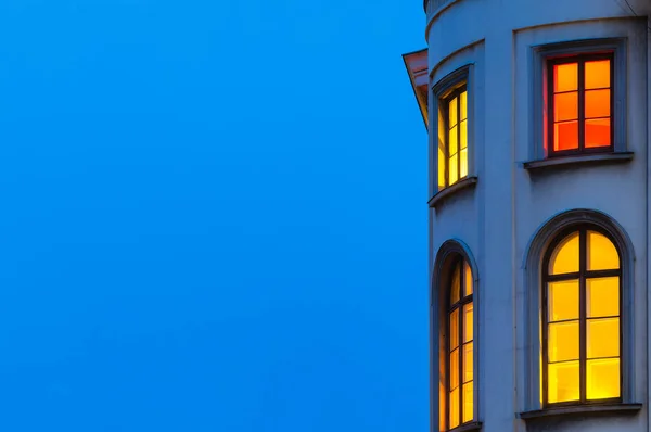 Fenêtres Colorées Sur Bâtiment Crépuscule — Photo