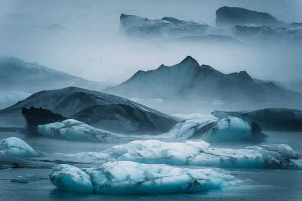 水に浮かぶ氷の塊 — ストック写真