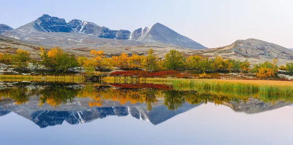 Berge Spiegeln Sich Herbst See Norwegen — Stockfoto