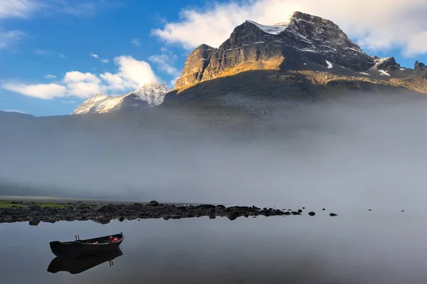Гора Туман Над Озером Феддаль Море Ромсдаля Норвегия Европа — стоковое фото