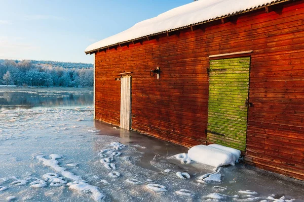 靠近河流的冬季水淹房屋 — 图库照片