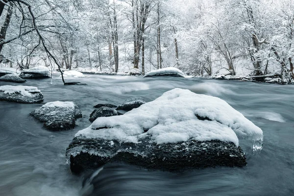 Água Que Flui Rio Inverno Suécia — Fotografia de Stock