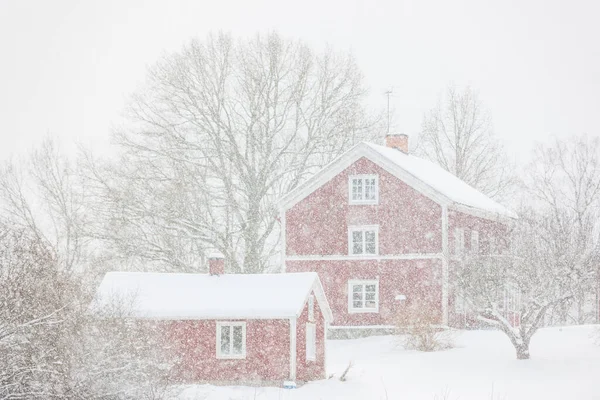 红色房屋前的降雪 — 图库照片