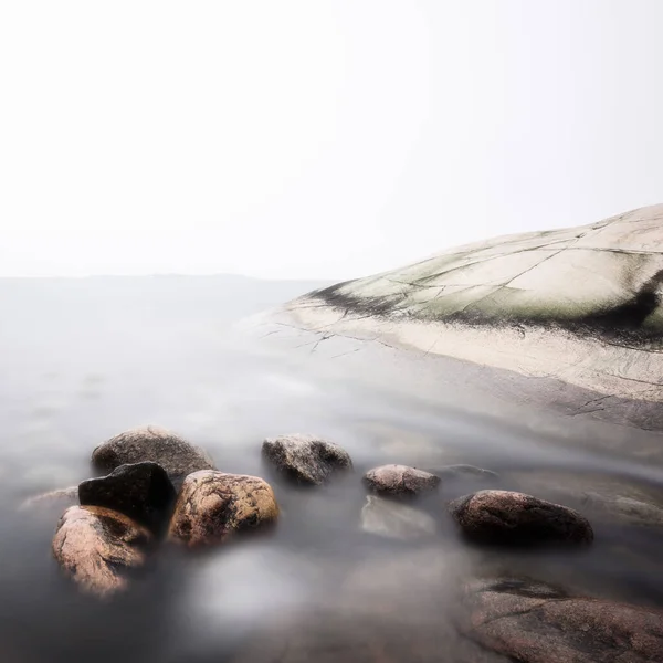 Stenen Het Water Aan Rotskust Zweden — Stockfoto