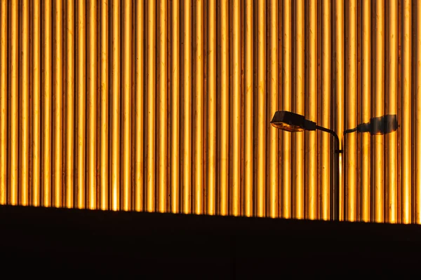 Уличная Лампа Гофрированной Железной Стене Готэм Швеция — стоковое фото