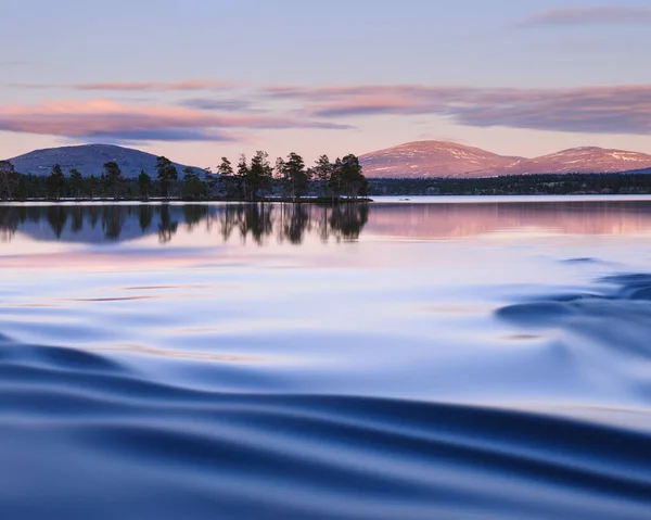 Danau Dengan Gunung Latar Belakang Femundmarka Norwegia — Stok Foto