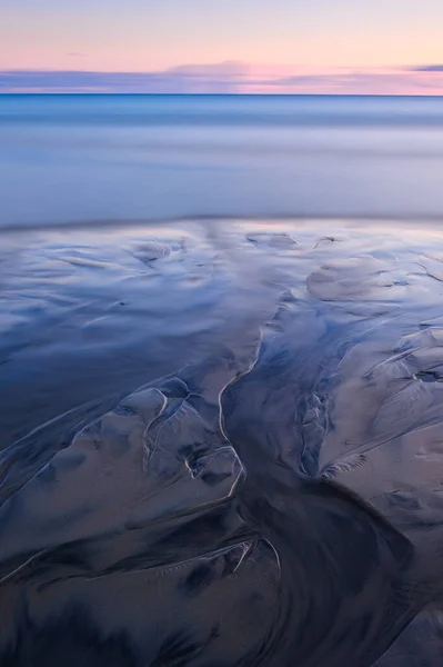Υγρή Άμμος Στην Άκρη Του Ωκεανού Ηλιοβασίλεμα — Φωτογραφία Αρχείου