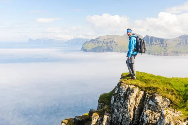 Caminhante Penhasco Mykines Ilhas Faroé — Fotografia de Stock