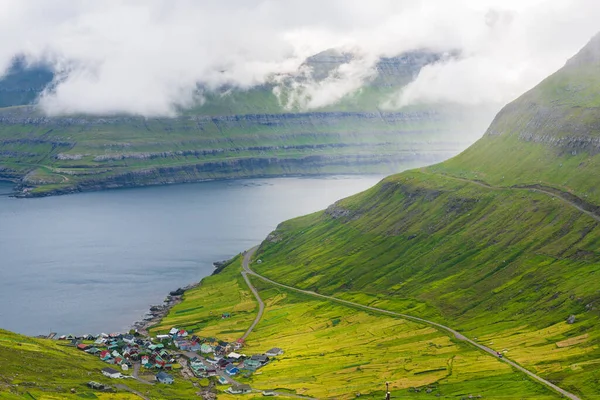 Häuser Fuße Des Grünen Hügels Färöer Inseln — Stockfoto