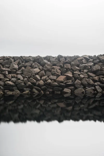 Odraz Kamenné Bariéry Přístavu Faerské Ostrovy — Stock fotografie