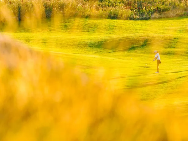 Tráva Před Ženou Hrající Golf — Stock fotografie