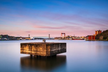 GOTHENBURG, SWEDEN - 3 EKİM 2019: gündoğumunda Göteborg Limanı.