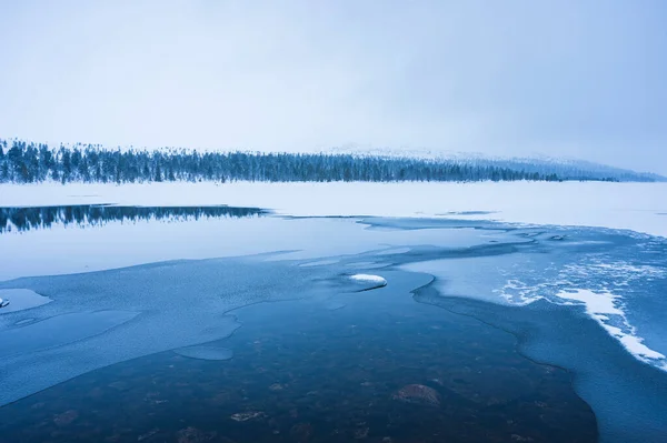 Een Ontzagwekkend Winterlandschap Dalarna Zweden Een Rustig Bevroren Meer Dat — Stockfoto