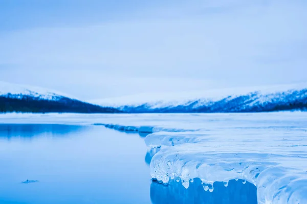 Nahaufnahme Vom Eis Auf Dem Noch Winterlichen See — Stockfoto