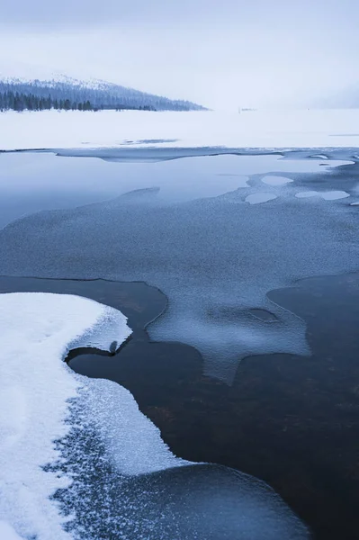 겨울에 얼어붙은 호수에 — 스톡 사진