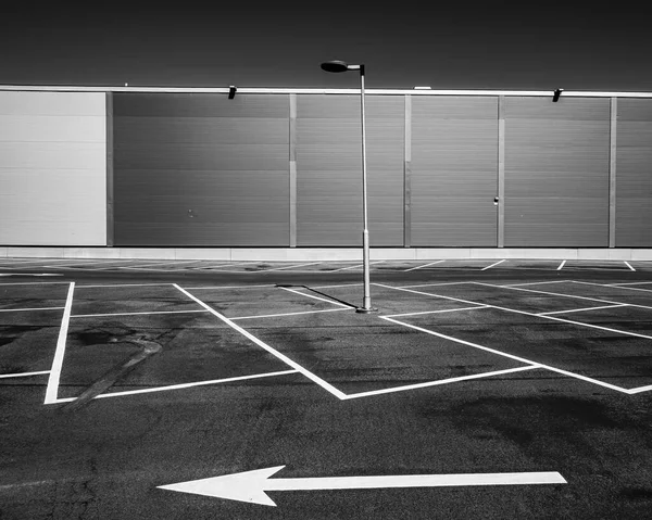 Üres Parkoló Előtt Egy Alumínium Burkolat Modern Épületben — Stock Fotó