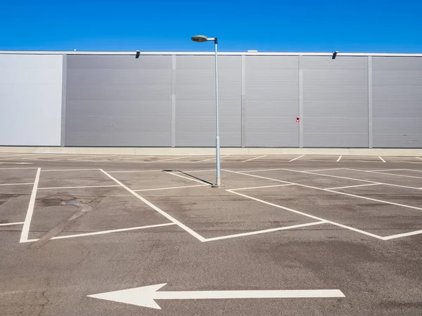 Lege Parking Voor Een Modern Gebouw Met Aluminium Bekleding — Stockfoto