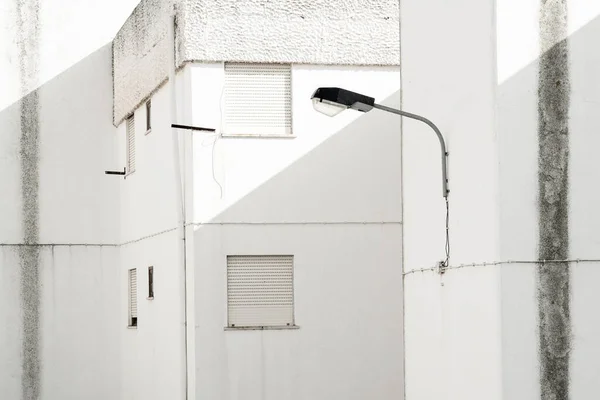 Fehér Homlokzat Épületen Ablakokkal — Stock Fotó