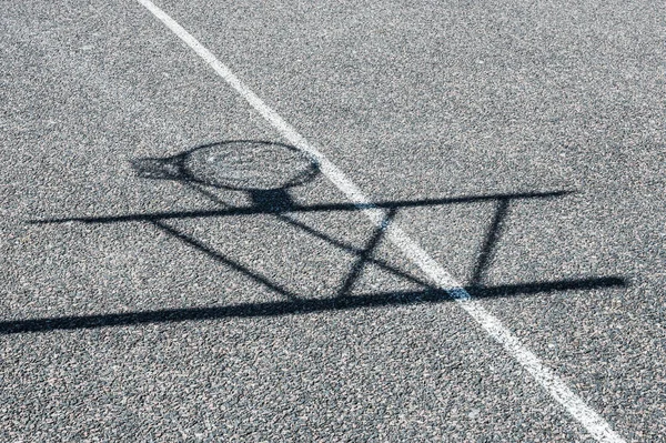 舗装上のバスケットボールフープの影 — ストック写真
