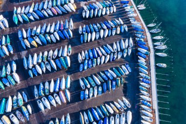 Kış boyunca liman manzarası