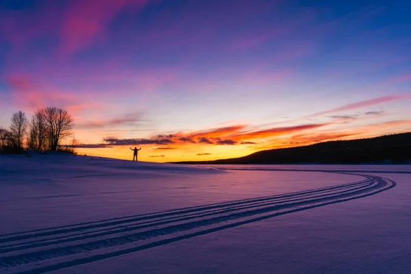 Donmuş Güneşin Doğuşuyla Karla Kaplı Gölde Duran Adam — Stok fotoğraf