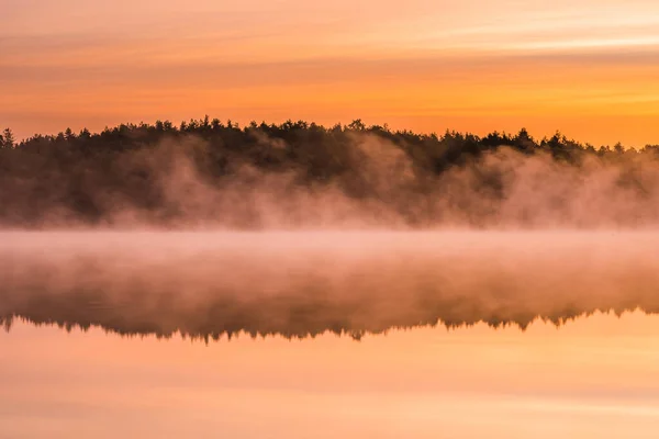 Размышления Туманном Озере Рассвете — стоковое фото