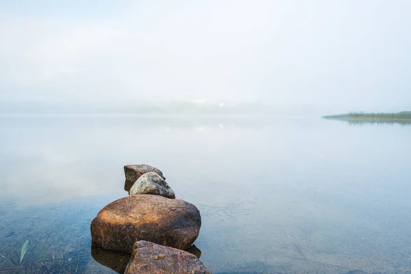 Камни Ряд Лежат Туманном Озере — стоковое фото