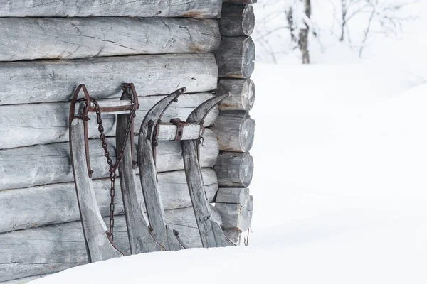 靠木墙上的旧雪橇滑道 — 图库照片