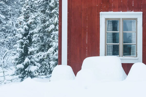 木屋前面的雪堆 — 图库照片