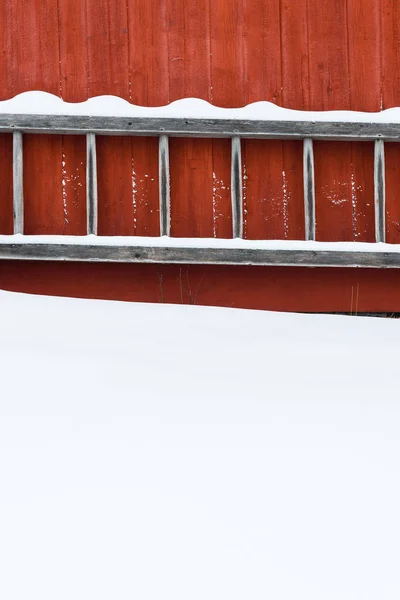 スウェーデンのレッドビルのはしご — ストック写真