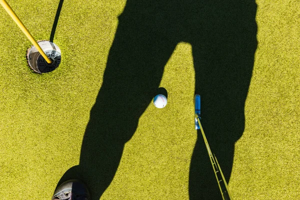 天然ゴルフ選手の影 — ストック写真