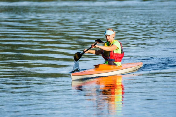 Femme Pagaie Kayak Dans Lac — Photo
