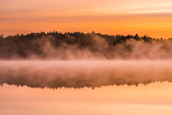Размышления Туманном Озере Рассвете — стоковое фото